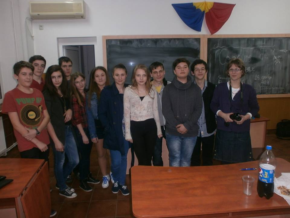 Prof. Oana Amariei-Hondrea si elevii participanti la turneul de scrabble in limba engleza