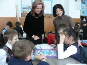 Initiere in scrabble la scoala Liviu Rebreanu din Comanesti. Clasa a V-a o invata scrabble pe clasa I, sub indrumarea profesoarei Carmen Cazanel si a invatatoarei Laura Sisca