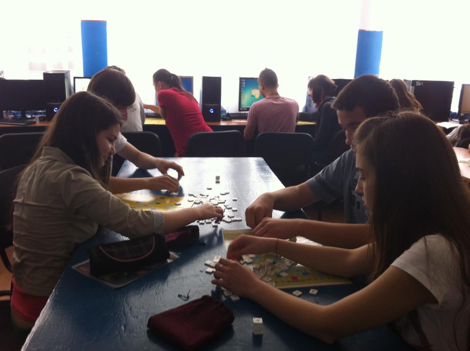 Cupa Gheorghe Titeica la scrabble scolar. Participanţi, elevii C.N. Gh. Titeica, Drobeta Turnu-Severin. Castigatori : clasa a VIII-a A. Probe : partide libere si o partida de hexa-scrabble.